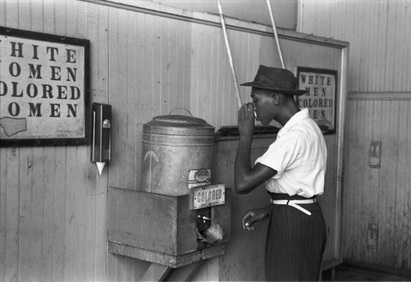 1896 年美國最高法院在「普萊西控訴佛格森案」（Pless v. Ferguson）中判決，「隔離但平等」（separate but equal）並沒有違背《美國憲法》第十四條修正案後，確立種族隔離合法化。圖為被標上「colored」供黑人使用的飲水機。圖│the United States Library