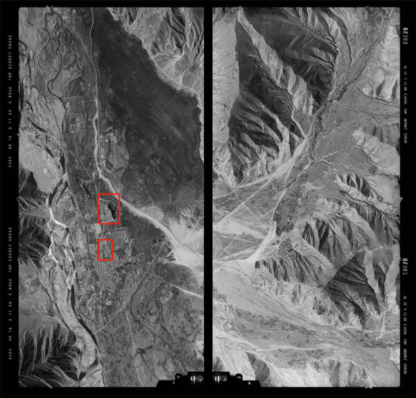 1959 年，美軍飛行員駕駛 U-2 偵察機所拍下的西藏拉薩航照圖，圖中紅框處即是布達拉宮。當年沒有 GPS，飛行員只能憑藉紙本航圖、無線電導引，判斷航線方向與偵察目標。
