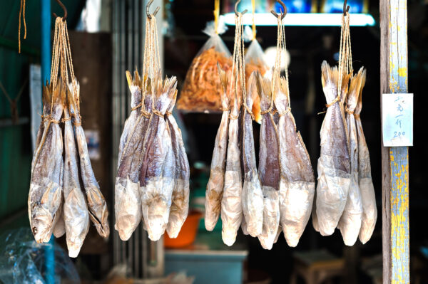 若要挑選一種食物代表老臺灣，鹹魚絕對榜上有名。鹽魚是清代臺灣人最重要的飲食，漢人普遍吃鹽魚、原住民也常食用生鹹魚。清代方志中描述原住民愛吃的「鮭」，即是以鹽、蒜醃製的料理手法。圖│iStock
