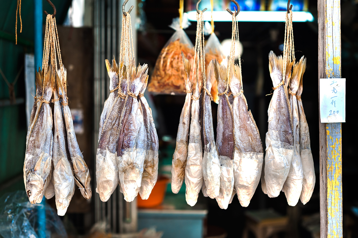 若要挑選一種食物代表老臺灣，鹹魚絕對榜上有名。鹹魚是清代臺灣人最重要的飲食，漢人普遍吃鹹魚、原住民也常食用生鹹魚。清代方志中描述原住民愛吃的「鮭」，即是以鹽、蒜醃製的料理手法。圖│iStock