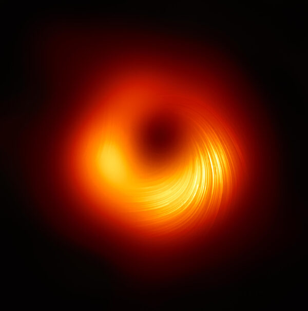 2021年3月事件視界望遠鏡公布了M87星系中心黑洞的偏振光影像，圖中的條紋是光的偏振方向。圖│EHT Collaboration