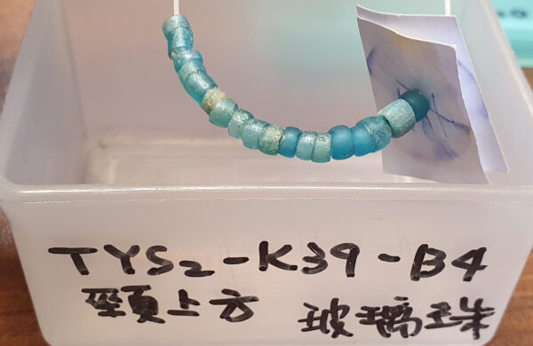 臺南道爺南遺址的玻璃珠，可串聯掛在頸部，做為陪葬品使用。圖│研之有物
