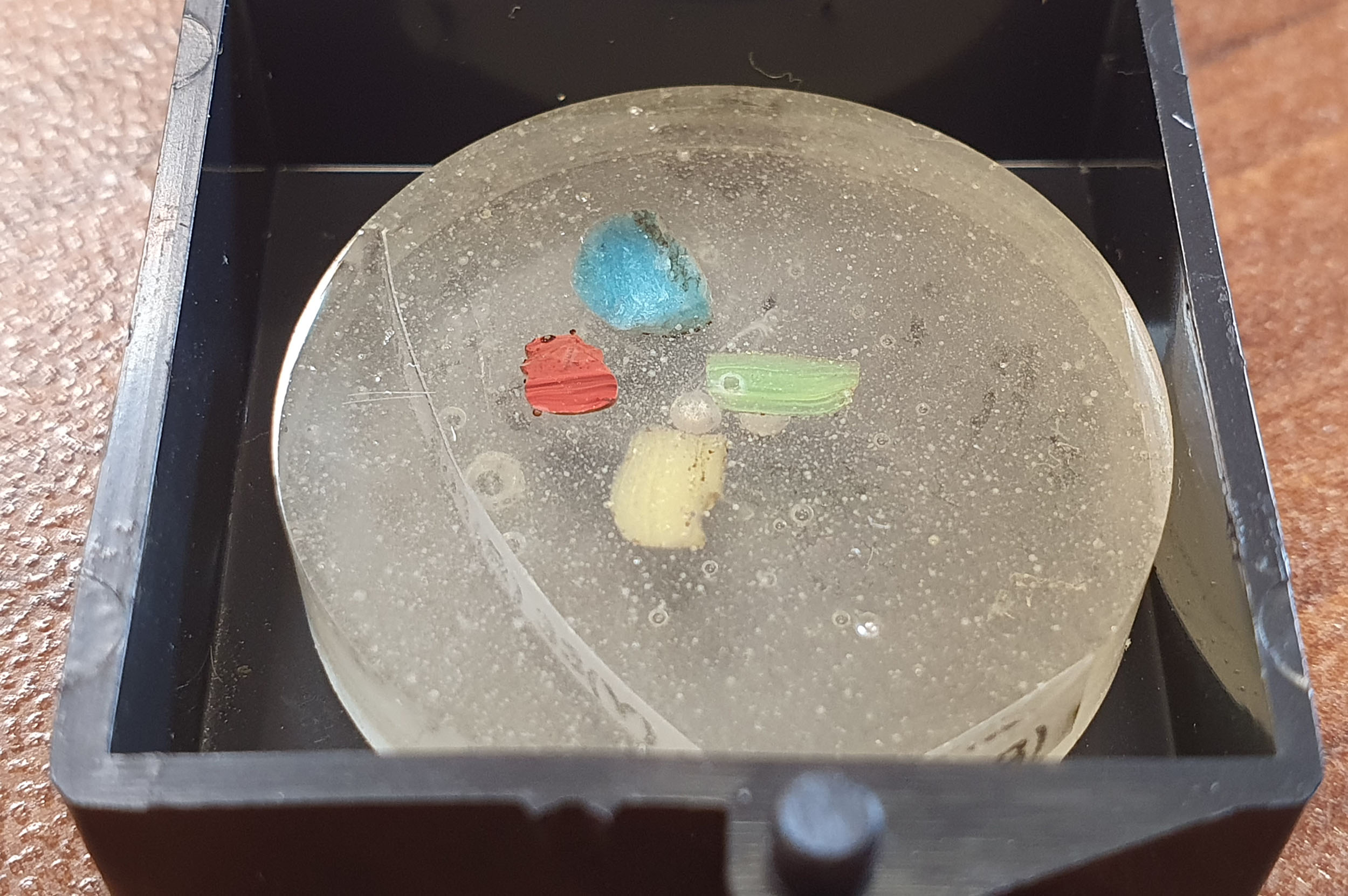 鑲埋在環氧樹脂中的玻璃珠樣本，可透過掃描式電子顯微鏡分析。圖│研之有物