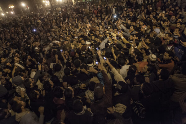 2010 年底，突尼西亞爆發茉莉花革命，民眾透過手機與社群媒體迅速串連，分享及時圖片、資訊，掀起北非與中東地區一連串的民主抗爭運動，多國獨裁政權垮台，被稱為「阿拉伯之春」。圖為 2011 年埃及街頭抗議民眾。圖│iStock