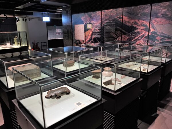 歷史文物陳列館展出河南殷墟出土文物，多數具有動物形體，有些甚至融合多種動物形象，顯示商人在生活與信仰上與動物的關係密切。 圖｜研之有物