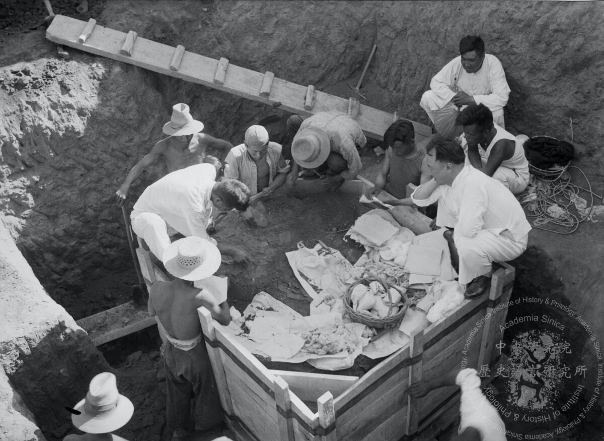 YH127甲骨坑的工作情形，考古學家正在為甲骨裝箱。 圖｜王湘（典藏者｜中央研究院歷史語言研究所）