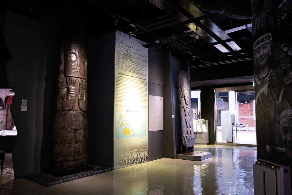 民族所博物館2021年起開始逐步更新「臺灣原住民文化展」展區，結合當代議題、展現新研究成果。展覽入口可見2012年指定為國寶的佳平舊社Zingrur頭目家屋祖靈柱（左前方）。 圖｜研之有物