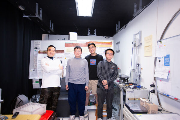 蔡日強（左1）與研究團隊嘗試用新的方式描述顆粒流行為，並為固體與流體兩個歷史悠久的學術領域，搭建出溝通的橋樑。 圖│研之有物