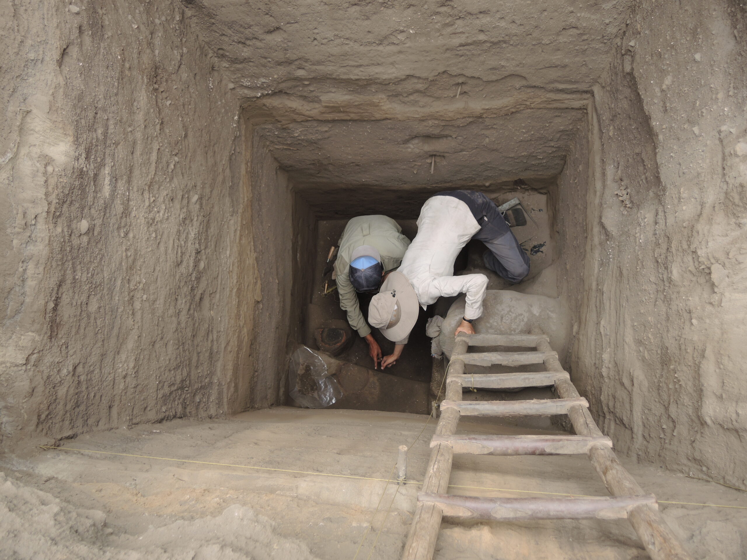 考古學家在深達 5 公尺的探坑內工作。圖｜陳珮瑜