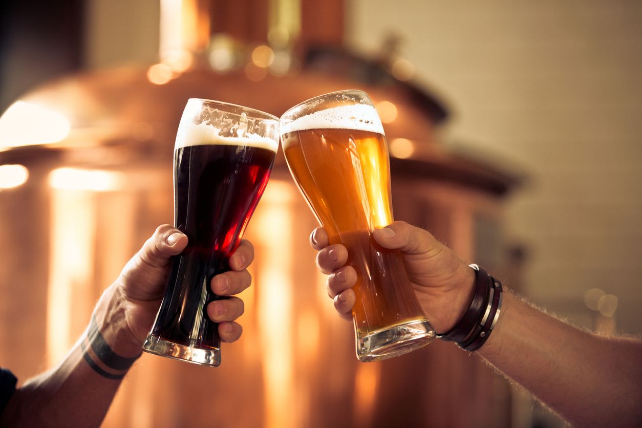常溫發酵的愛爾啤酒（左）較濃郁、顏色深，低溫發酵的拉格啤酒（右）較清淡、顏色淺。 圖│iStock