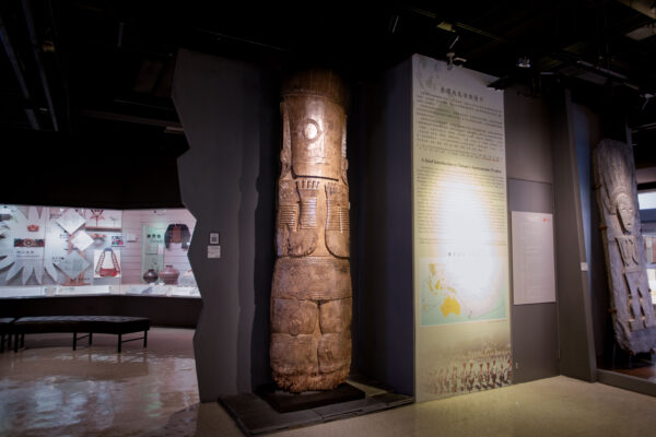 傳統領袖 zingrur 家屋主柱 mulitan，2012 年指定為國寶，現於中研院民族所博物館展出。 圖｜研之有物
