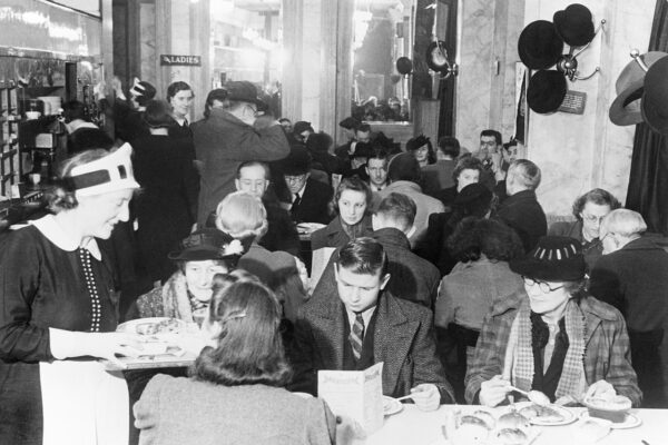 1942 年倫敦 Lyon’s Corner House 的下午茶時光 圖｜Wikimedia