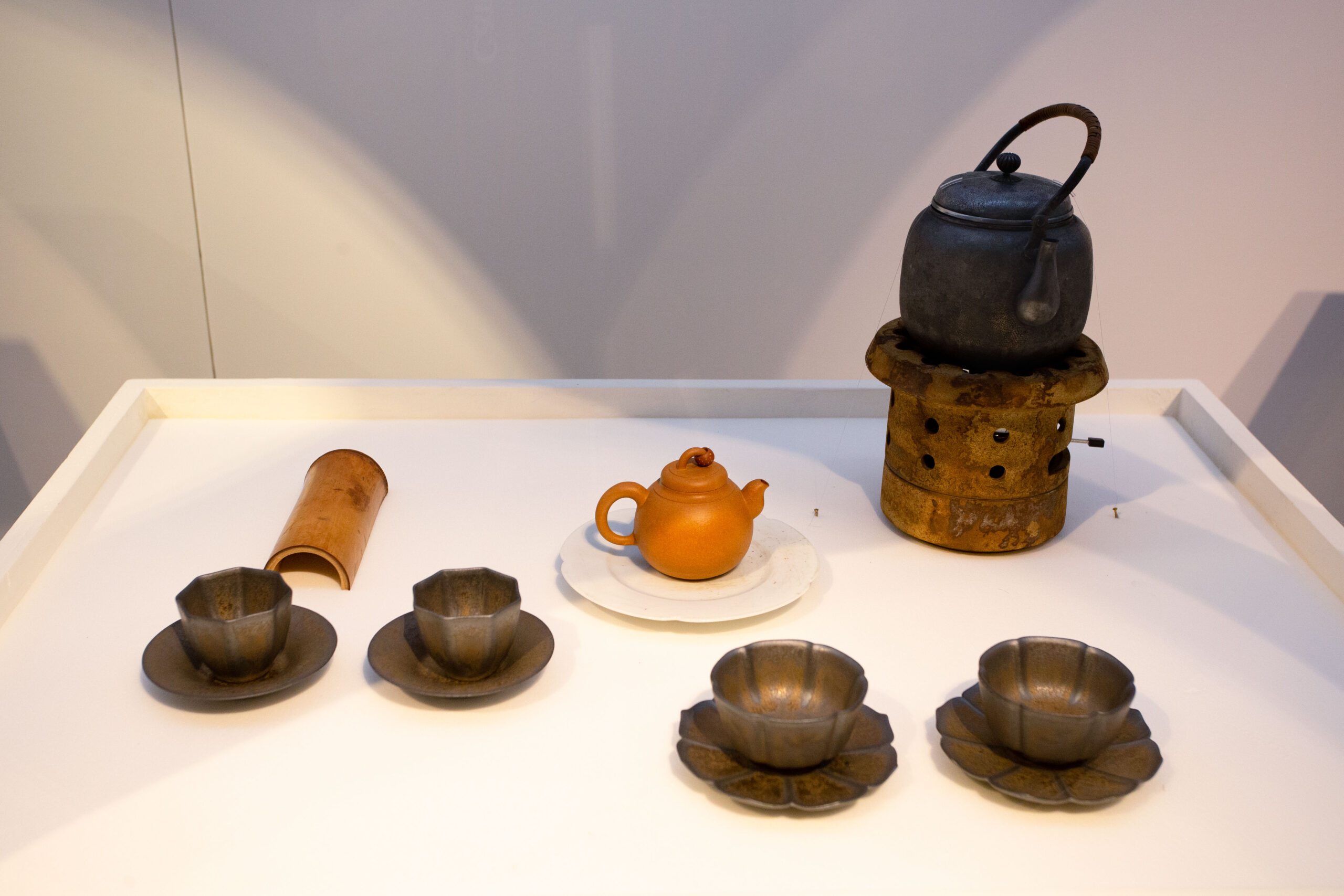 臺灣茶藝使用的茶具相當多元，有日本的銀壺、宜興的段泥壺、臺灣現代陶藝商品（風爐、杯與杯托）。 圖｜研之有物（茶具所有｜余舜德）