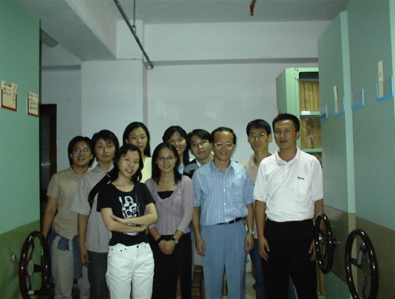 2002 年，王泰升（右前二）及研究團隊為整編《日治法院檔案》，特別到臺中地方法院庫房履勘、拍攝檔案。 圖｜王泰升