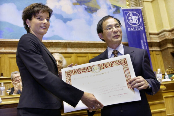李文雄在 2003 年獲得遺傳與演化學最高榮譽：巴仁獎。（Courtesy of Balzan Prize） 圖｜李文雄