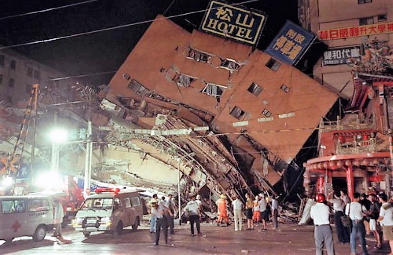 九二一地震造成臺北東星大樓倒塌，孫家兄弟受困 6 天奇蹟生還。歷經建商判刑、住戶抗爭、黑道介入等風波，終在 2009 年重建完工。 圖｜Wikimedia
