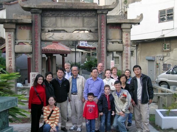 2004 年，歷史人口研究計畫同武雅士等外國學者，參訪臺中大甲林氏貞孝坊，了解童養媳林春娘的故事。 圖｜莊英章