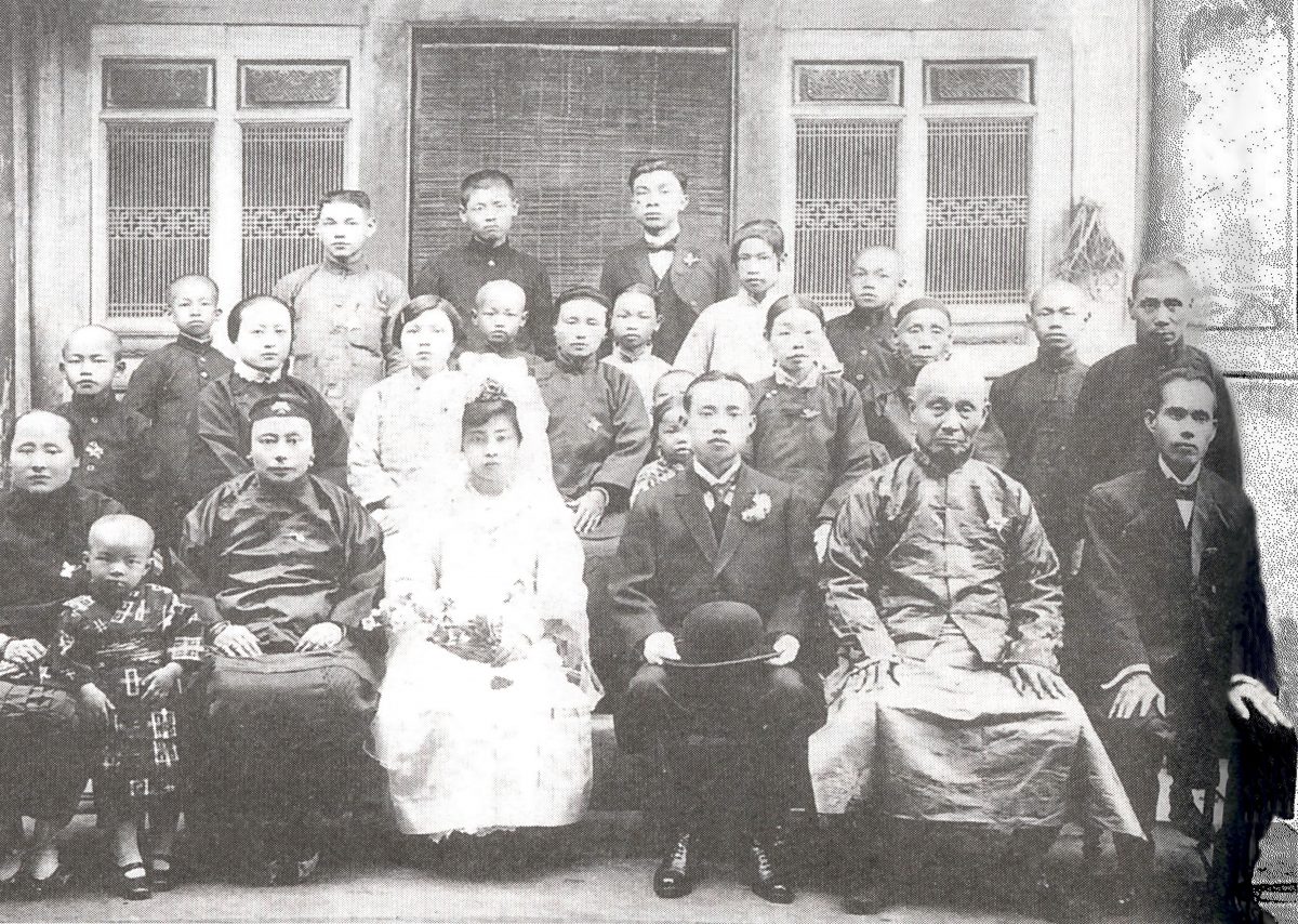 1923 年，女教員蔡素女身穿西式婚紗，與丈夫、娘家親戚合影。 圖｜游鑑明提供