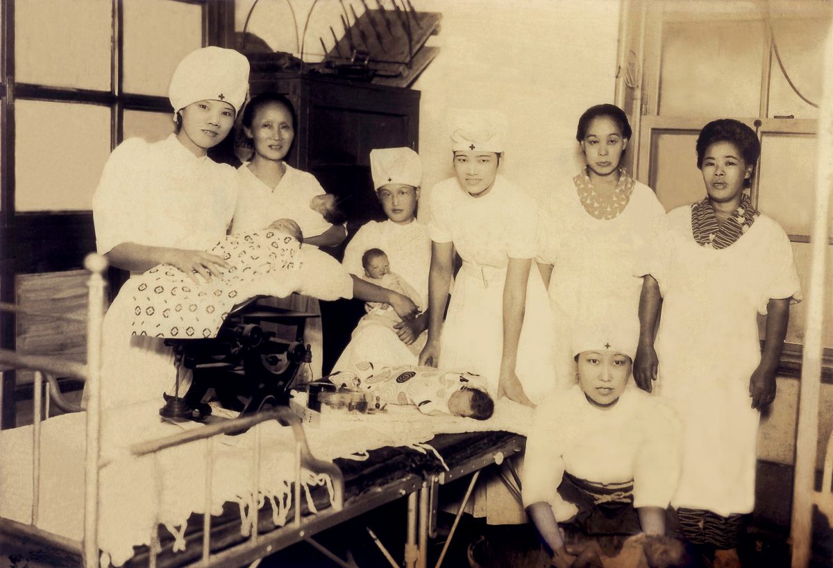 尹喜妹女士（左一）與日赤醫院助產士合影，她一生接生過數千名新生兒。 圖｜游鑑明提供