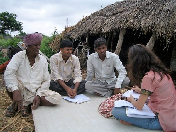 印度農民接受莊雅婷訪談，分享面對降雨衝擊時有何生計調整策略。 圖｜莊雅婷