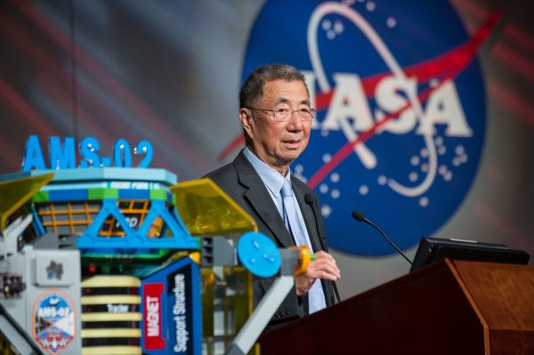 丁肇中院士於 2013 年 5 月講述 AMS 首次研究成果。 圖｜NASA