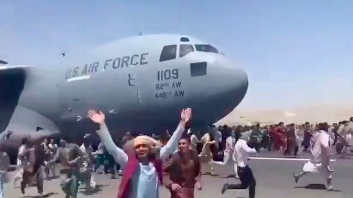 2021 年 8 月 16 日中午，一架 C-17 美軍運輸機載著逃難的阿富汗民眾正從喀布爾機場起飛，沒搭上飛機的民眾奮力爬進輪艙或緊緊抓住機身，造成多人從空中摔落死亡。 圖｜AfghanUrdu Twitter 影片翻拍