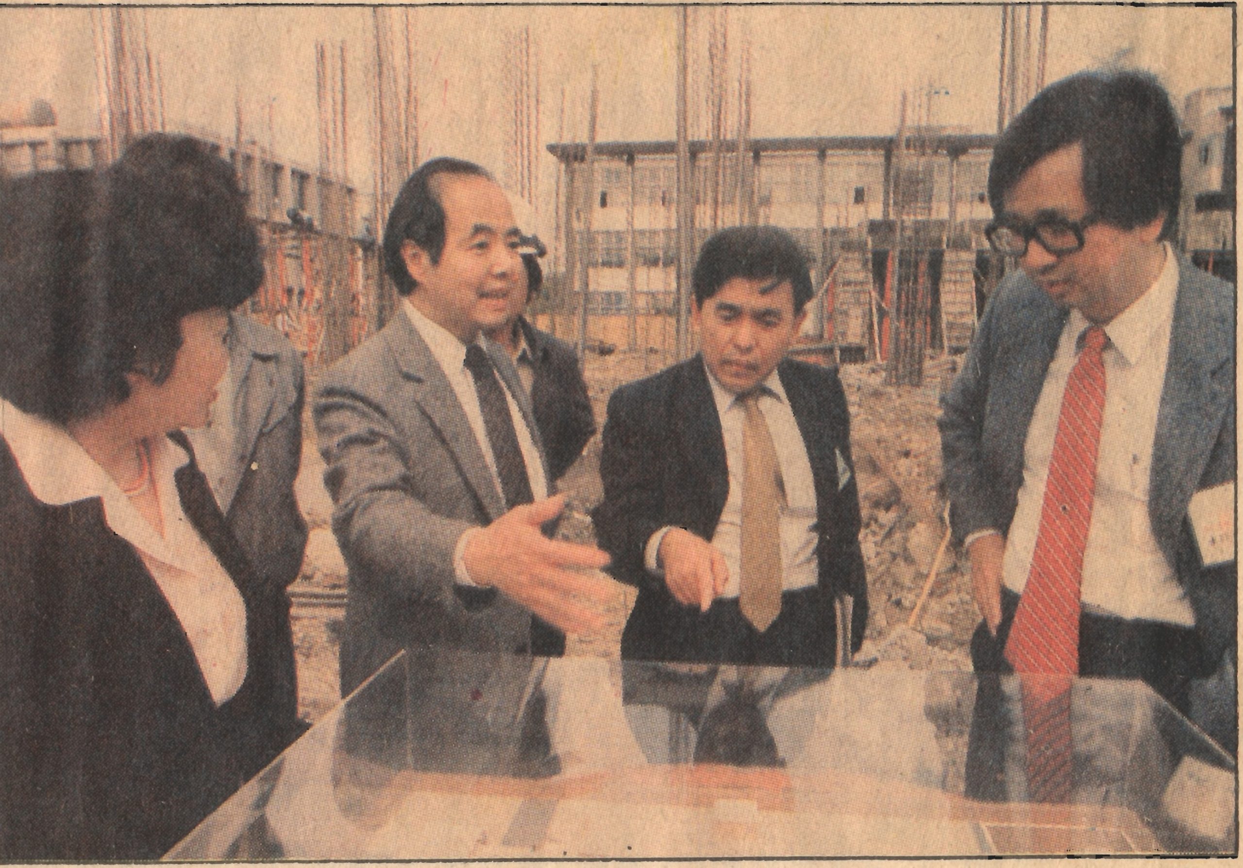 1982 年原分所籌備初期的建築工地，照片中李遠哲（右1）、張昭鼎（右2）與李崇道（右3）正在討論。 圖｜陳貴賢