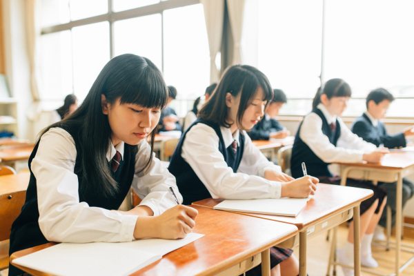 在臺灣戒嚴時期，學校成為吸納大批學生、管控社會秩序的幫手。考試的目的遂變成把學生依照分數高低分發至不同學校予以教導。圖｜iStock