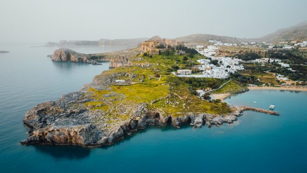 羅德島（Rhodes island）位於愛琴海上，是希臘轄下最東方的島嶼，為愛琴海文明的發源地之一。傳說太陽神海利歐斯以鍾愛的海仙女羅德的名字為島嶼命名，海神波賽頓被島上首批居民撫養長大，因而成為羅德島的守護神。 圖｜iStock