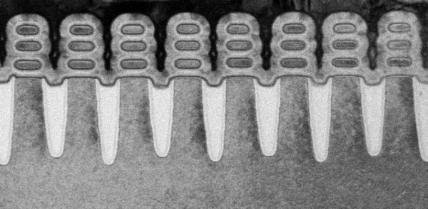 IBM 展示 5 奈米技術的矽奈米片電晶體（nanosheet transistors），圖中堆疊起來的一顆顆橢圓形結構是電子通道的截面，IBM 設計立體結構以因應愈來愈小的元件尺寸。 圖｜IBM