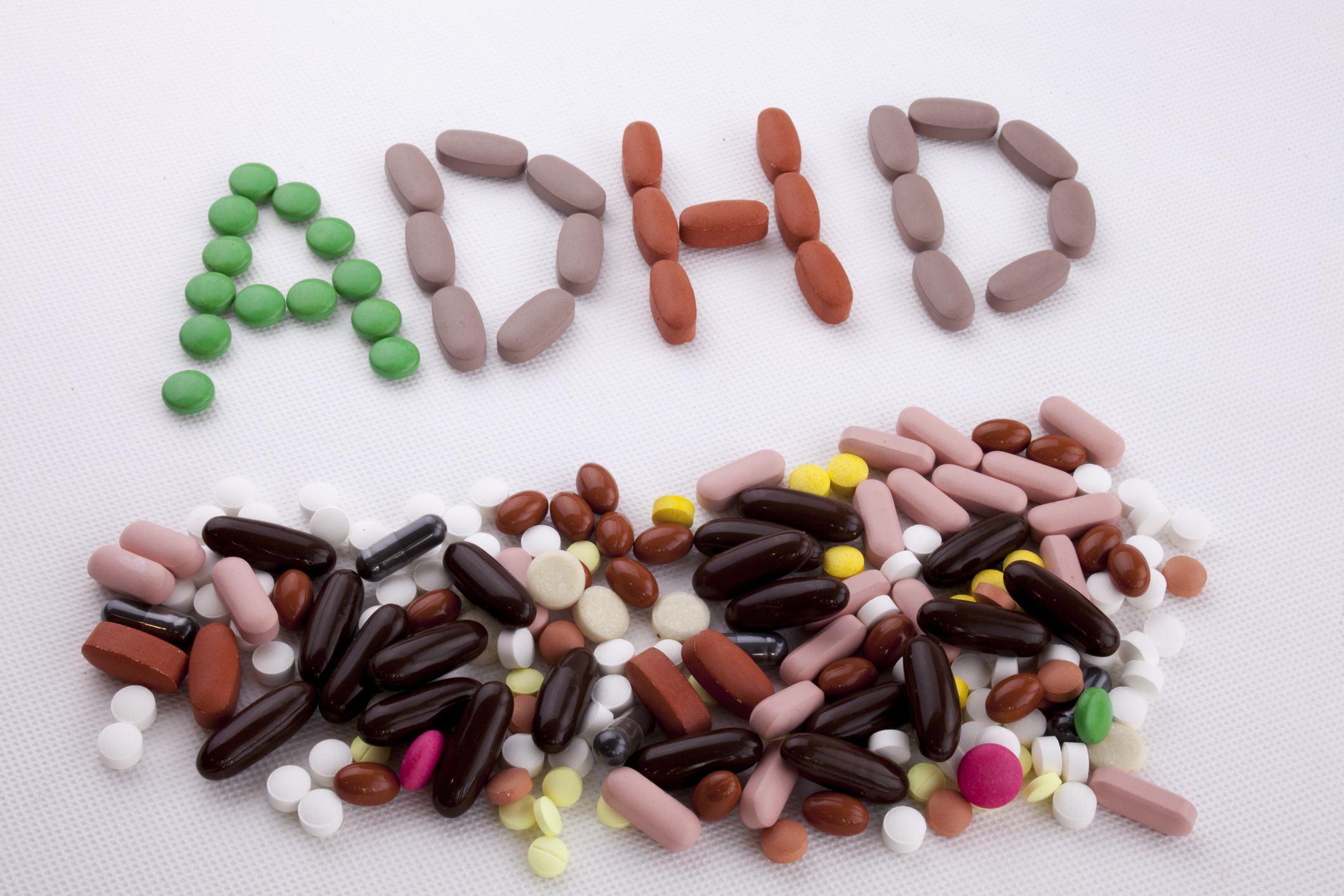 吃藥行為常讓 ADHD 患者被貼上「有病才吃藥」的污名標籤，如何教導孩子正向看待吃藥，是家長面臨的挑戰之一。 圖｜iStock
