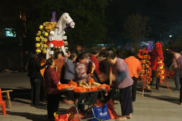 2011 年增城小樓何仙姑家廟廣場，正在舉行農曆三月初七仙姑誕辰祭祀儀式。 圖｜廖小菁