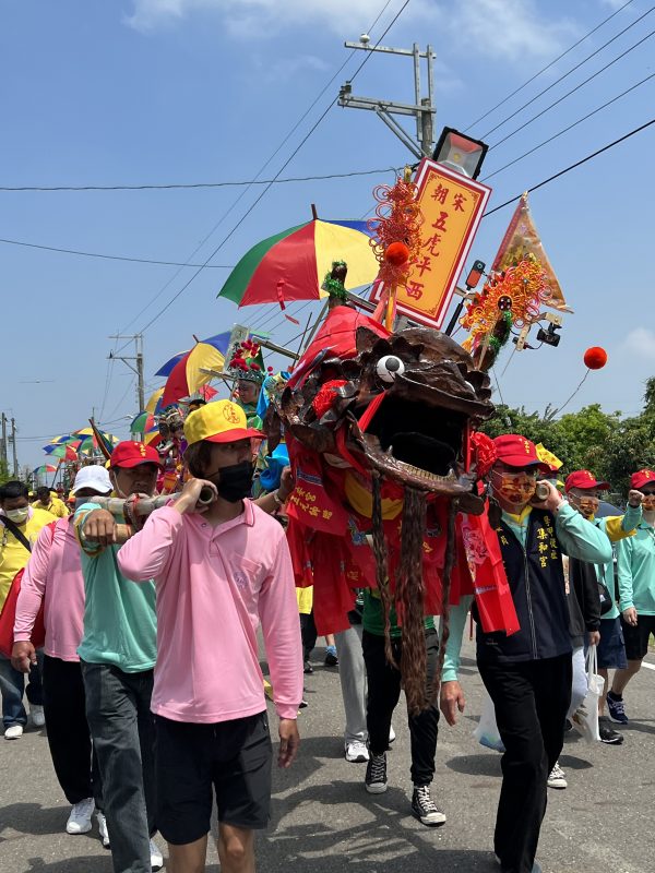 學甲香蜈蚣陣，是臺灣唯一尚在出陣、保有龍頭龍尾造型的陣頭。 圖｜謝國興 攝影