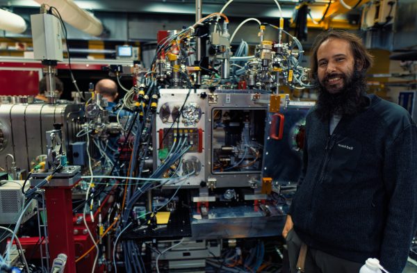 論文第一作者Manuel Maestre-Reyna 博士，他旁邊的複雜設備是瑞士XFEL 實驗站（SwissFEL Experimental Hutch），這台機器可以收集與輸出樣品的繞射資料。圖｜Dr. Manuel Maestre-Reyna 提供