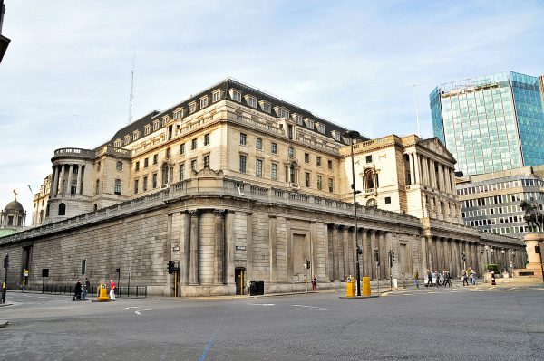 英格蘭銀行總部，1734 年起座落於倫敦針線街，被戲稱為「針線街上的老管家婆」。 圖｜Wikimedia