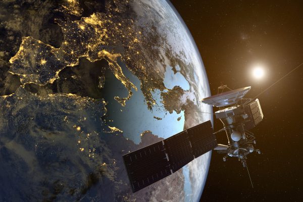 GPS衛星必須考慮相對論進行校正，才能精準定位。 圖｜iStock