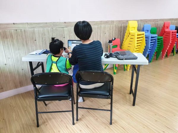 研究團隊將詞表中的詞彙畫成圖片，錄下小朋友看圖唸出的詞彙發音。 圖｜曾淑娟提供
