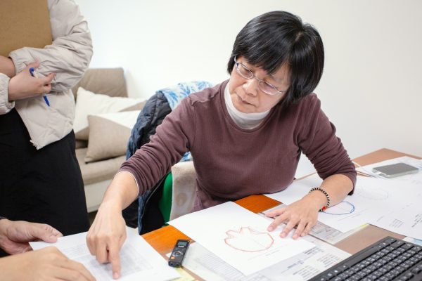 曾淑娟分享將實驗數據視覺化的構想，目前正在發展自動語音評估 AI 模型，以簡潔易懂的圖表記錄兒童的語音習得歷程。 圖｜研之有物
