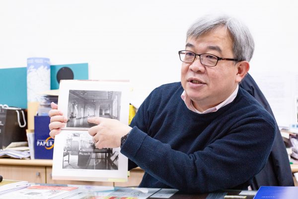 陳偉智老師展示臺北帝國大學標本室的老照片，當中包含許多伊能嘉矩採集的文物。 圖｜研之有物
