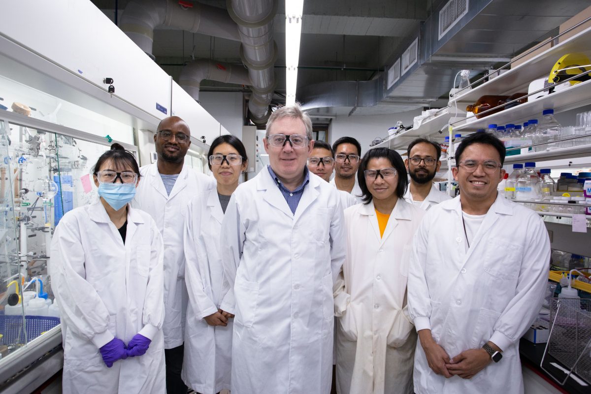 Dr. Lowary 與他的部分研究團隊成員。隨著問題日益複雜,合作對現代科學家而言更加關鍵,需要來自全球的優秀人才共同投入。 圖|研之有物