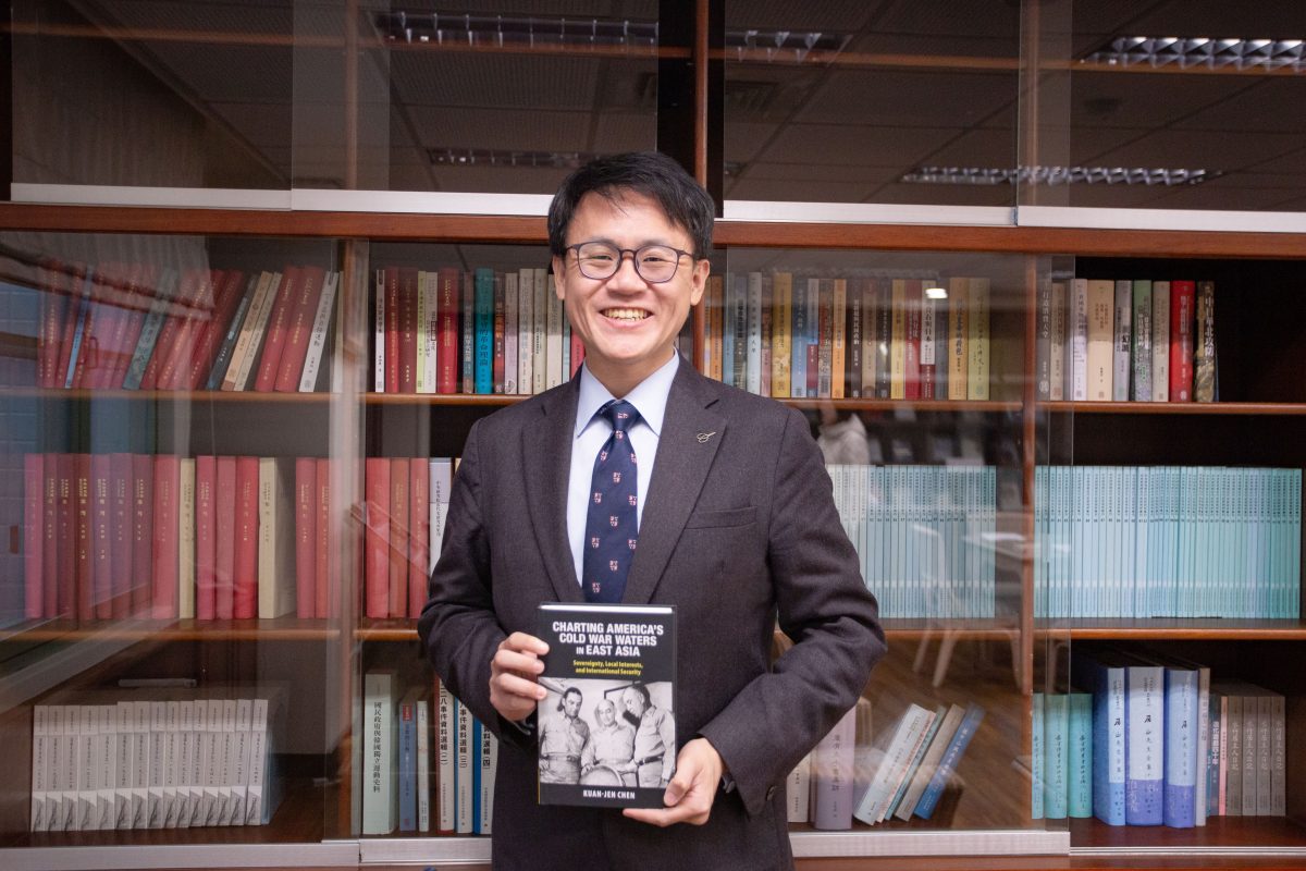 陳冠任 2024 年出版專書《繪製美國在東亞的冷戰海圖:主權、區域利益與國際安全》探討海洋視角如何改變我們對冷戰史的認識。(詳細介紹) 圖|研之有物