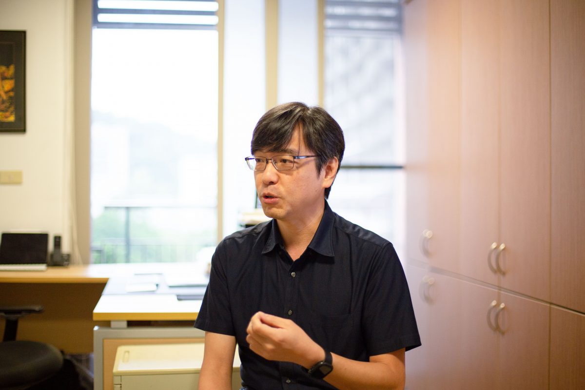 陳逸然和採訪團隊分享他如何找到植物免疫的關鍵分子。 圖|研之有物