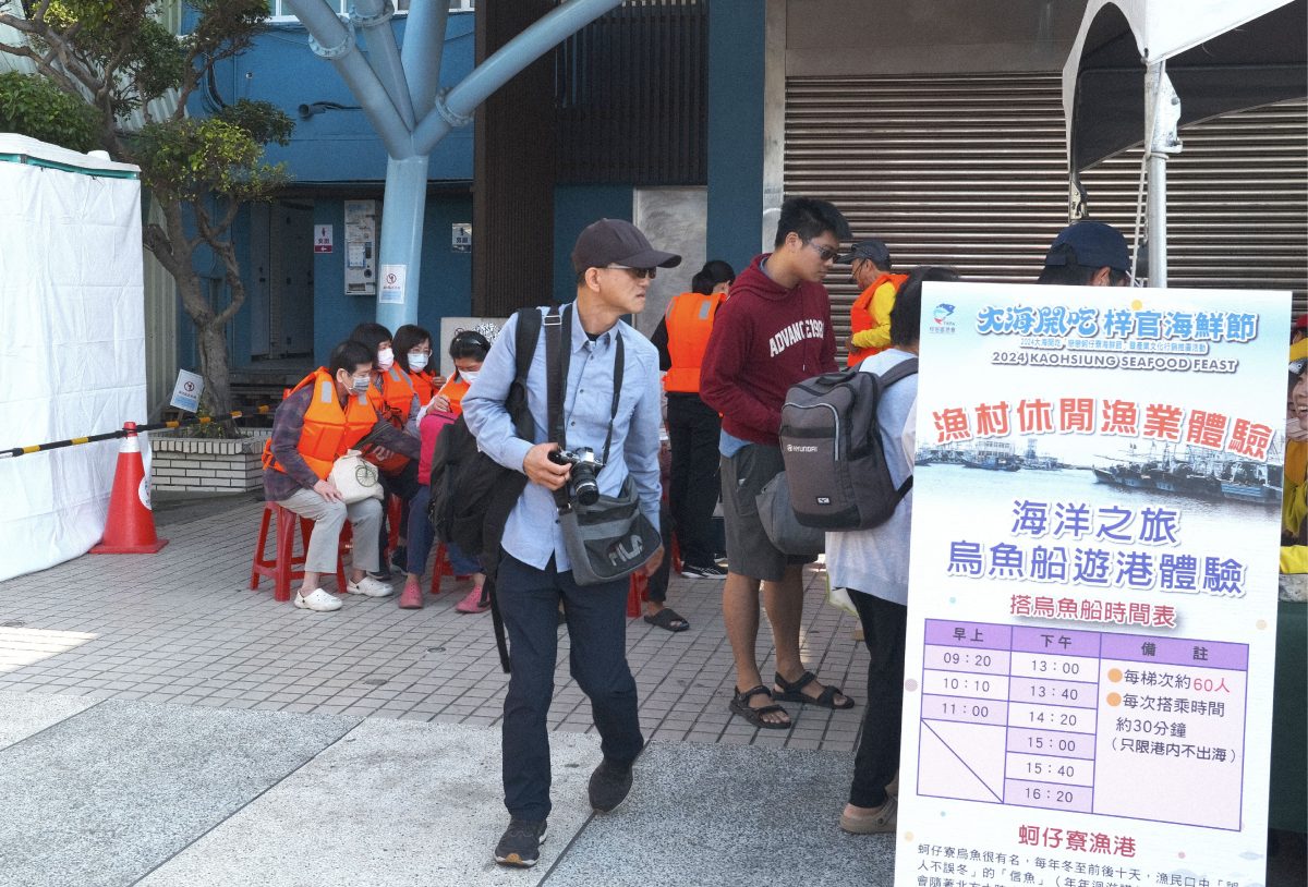 蕭阿勤(中間戴黑帽者)參與觀察 2024 高雄梓官海鮮節活動。 圖|研究助理林貝柔攝影