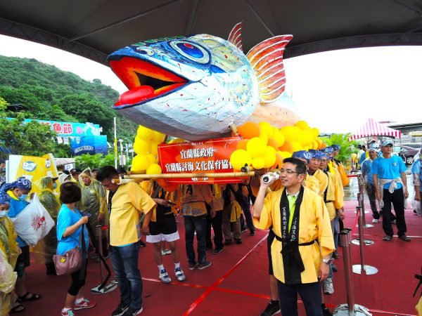 2020 宜蘭南方澳鯖魚節，大鯖魚踩街遊行活動，最終在內埤海灘將其燒化，祈求一帆風順、漁獲豐收。 圖｜蕭阿勤攝影